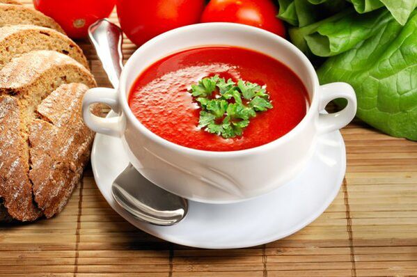 Het drinkdieetmenu kan worden gediversifieerd met tomatensoep