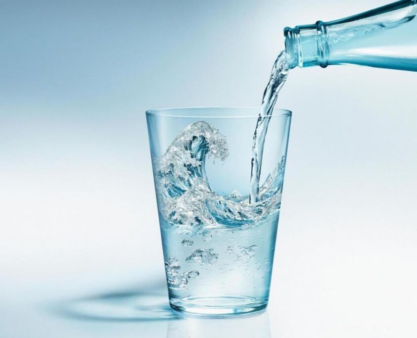 Tijdens het drinkdieet moet u voldoende schoon water drinken