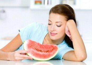 Een meisje volgt een watermeloendieet om overgewicht tegen te gaan. 