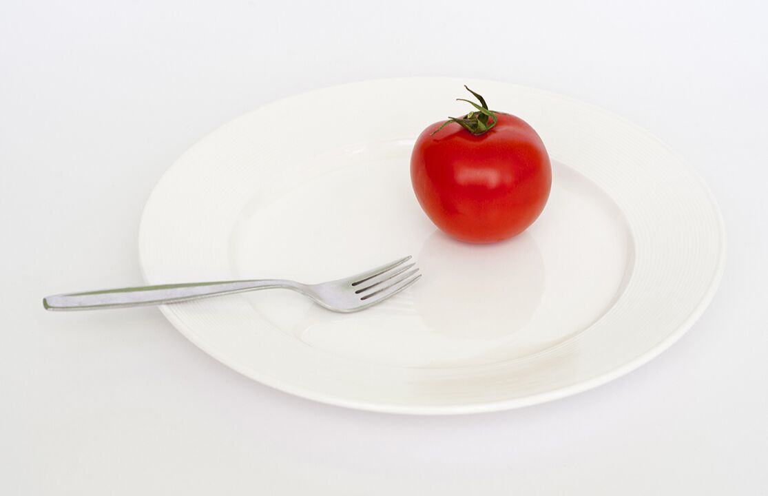 tomaat met een vork op een bord